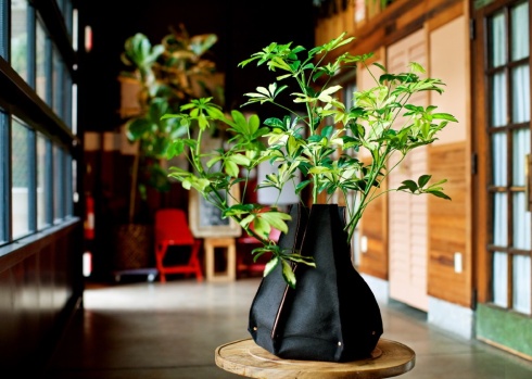 Indoor planter with soft sides in black 